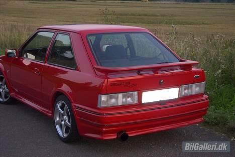Ford Escort RS Turbo -Solgt- - Syntes at de klare baglygter står meget godt til den radiant røde farve billede 2