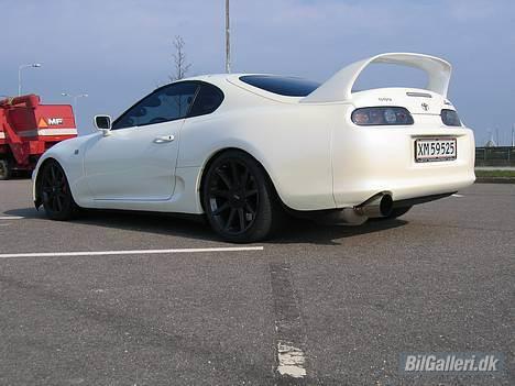 Toyota Supra Twin Turbo - Der kan man godt se at den er rigligt lav i for billede 9