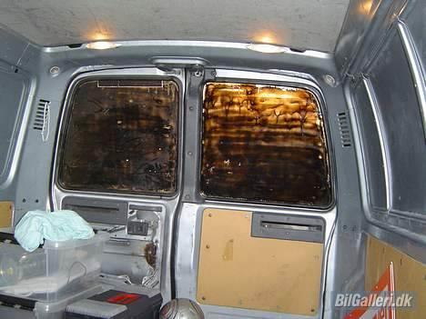 Toyota Hiace LH112 - Lidt ekstra lys, den ene lampe midt i giver ikke meget, og mine hjemmetonede ruder, løberne dækker bedst billede 8