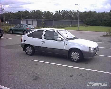 Opel Kadett SKROTTET billede 1