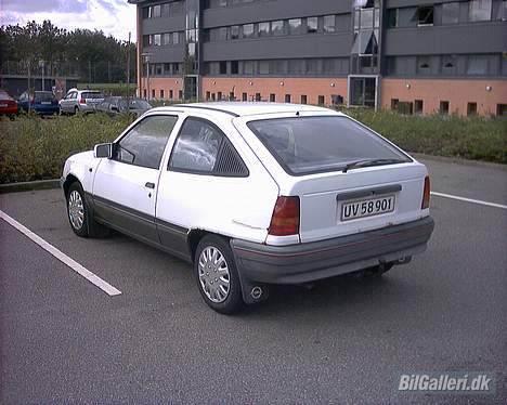 Opel Kadett SKROTTET billede 4