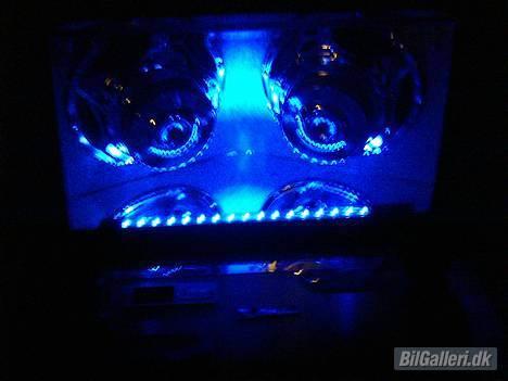 BMW 320i  E30 SOLGT - Så fik jeg subben hjem... den er sku lækker med det blå lys i... ;) billede 12