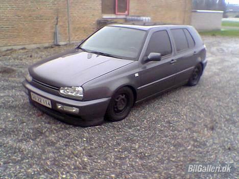 VW Golf 3 solgt - Lige et billede med vintersutter på.. den er møg lav. sys jeg selv billede 16