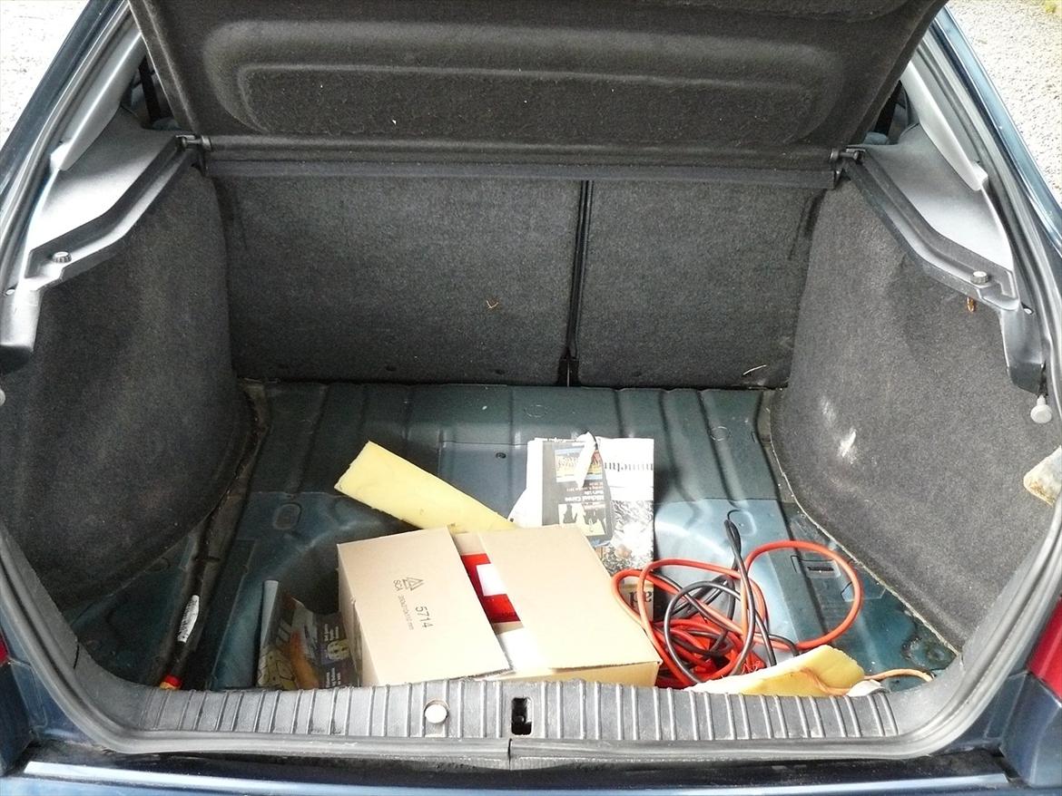 Ford Mondeo (Skrottet, motor solgt) - Ikke noget bekymrende rust der. Men ingen tæppe! billede 19