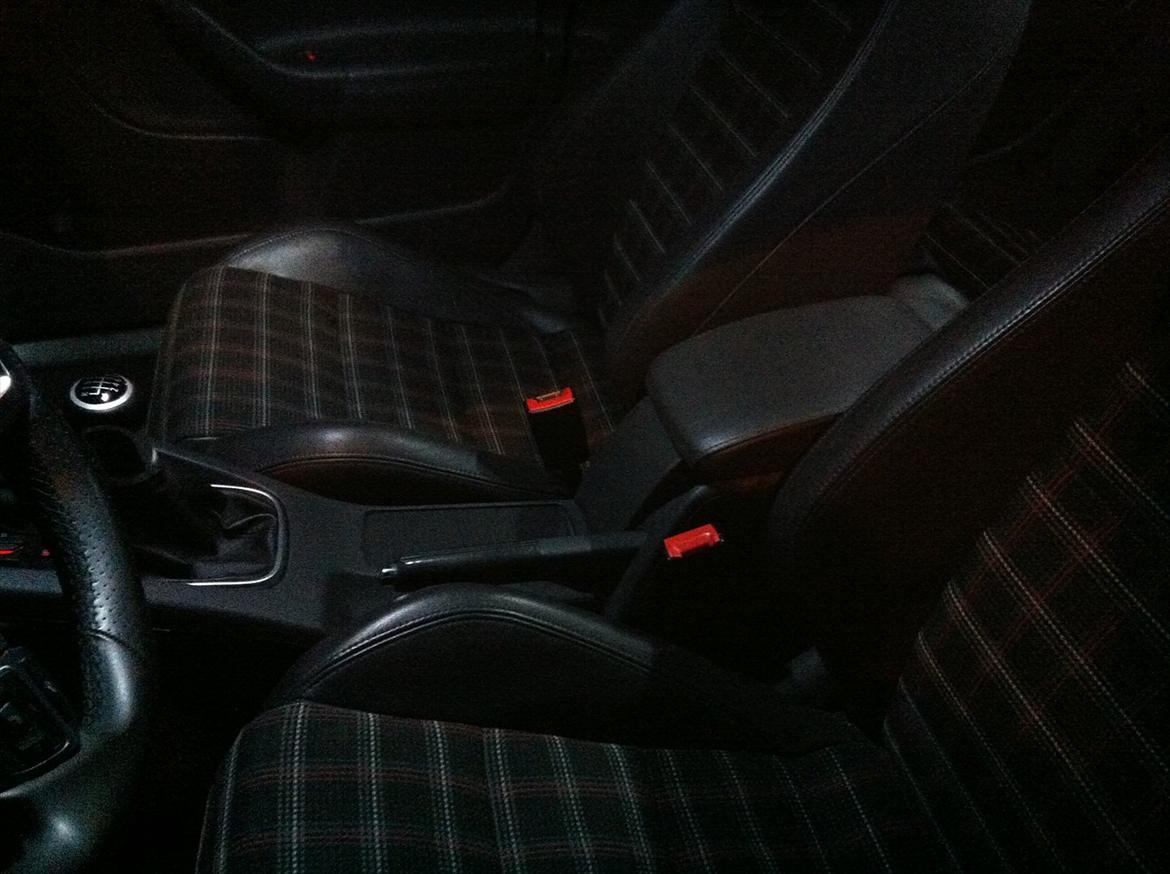 VW Golf 5 GTI Edition 30 kabine - Læderarmlæn og læderdørsider, skuffer under sæderne eftermonteret billede 12