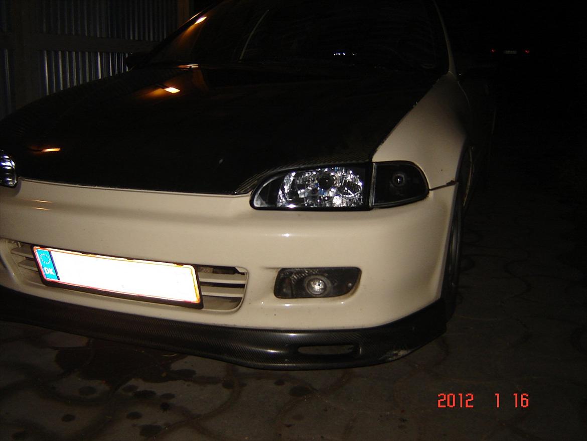 Honda Civic - 16/1-2012
Nye Sorte forlygter + Blinklys
RIP Carbon hjelm, forlygter, kofanger og tågelygter (ramte et rådyr) billede 16