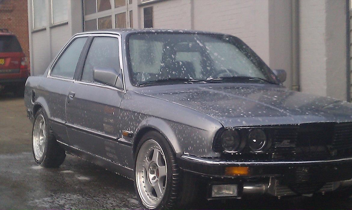 BMW E30 345i turbo - vVfl.  - Stenpladen mangler dog endnu, men den 14 januar 2012 kunne Bmw'en køre med den ny m106 motor. Så en guldvask var sku påtrængt efter 2 år i garagen:)  billede 9