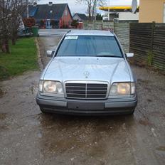 Mercedes Benz pick up