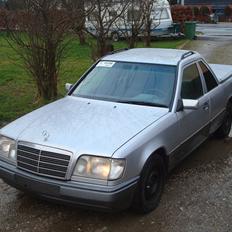 Mercedes Benz pick up