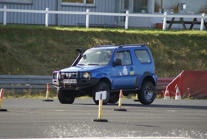 Suzuki Jimny - Slalom kørsel på sjællandsringen. Kun lidt ved at vælte. billede 7