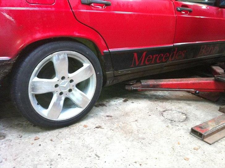 Mercedes Benz w201 190 - med prøve montering af det ene sommer fælg, for at de hvordan det ser ud billede 6