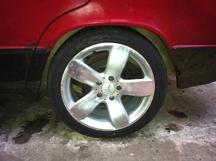 Mercedes Benz w201 190 - med prøve montering af det ene sommer fælg, for at de hvordan det ser ud billede 10