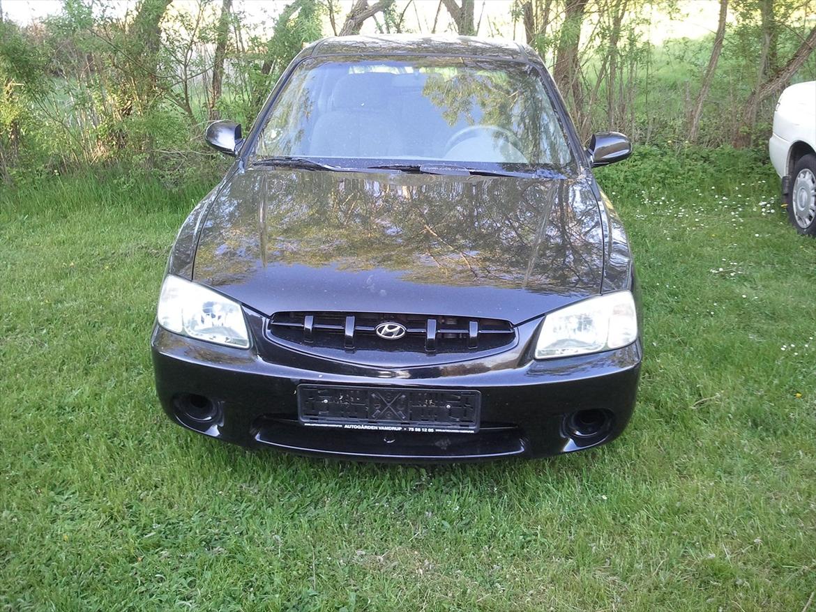 Hyundai Accent 1,5 GLS - Før den blev malet og LED kørelyset blev moteret billede 8