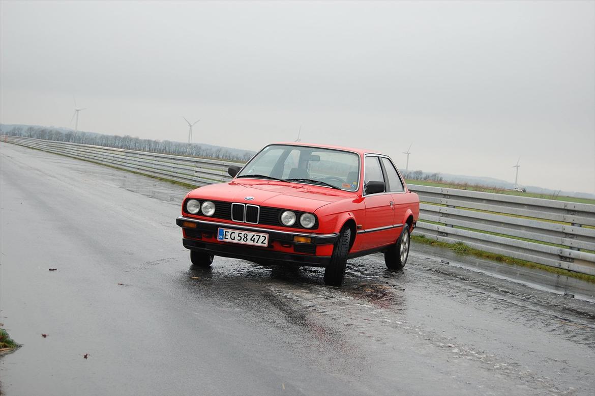 BMW E 30 316     SOLGT billede 4