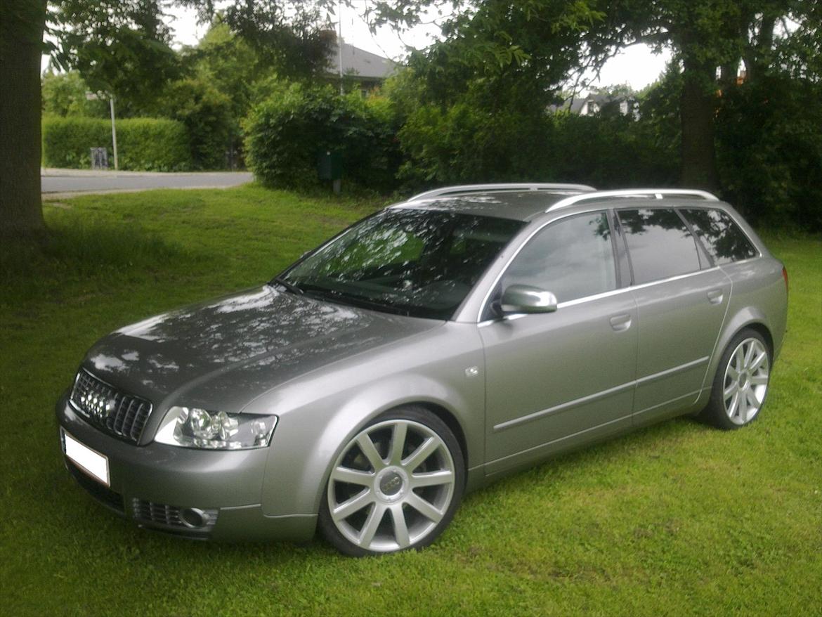 Audi A4 Avant 1.8T - Standard med 18" 
Nu alt indfarvet.
Nye 19"Rs4 Fælge.
Sænket 50/50.
S4 spejle. billede 11