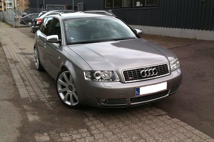 Audi A4 Avant 1.8T - Standard med 18" 
Nu alt indfarvet.
Nye 19"Rs4 Fælge.
Sænket 50/50.
S4 spejle.
S4 Grill.
Nye 100mm Bagpotter.
S4 Xenon lygter. billede 15