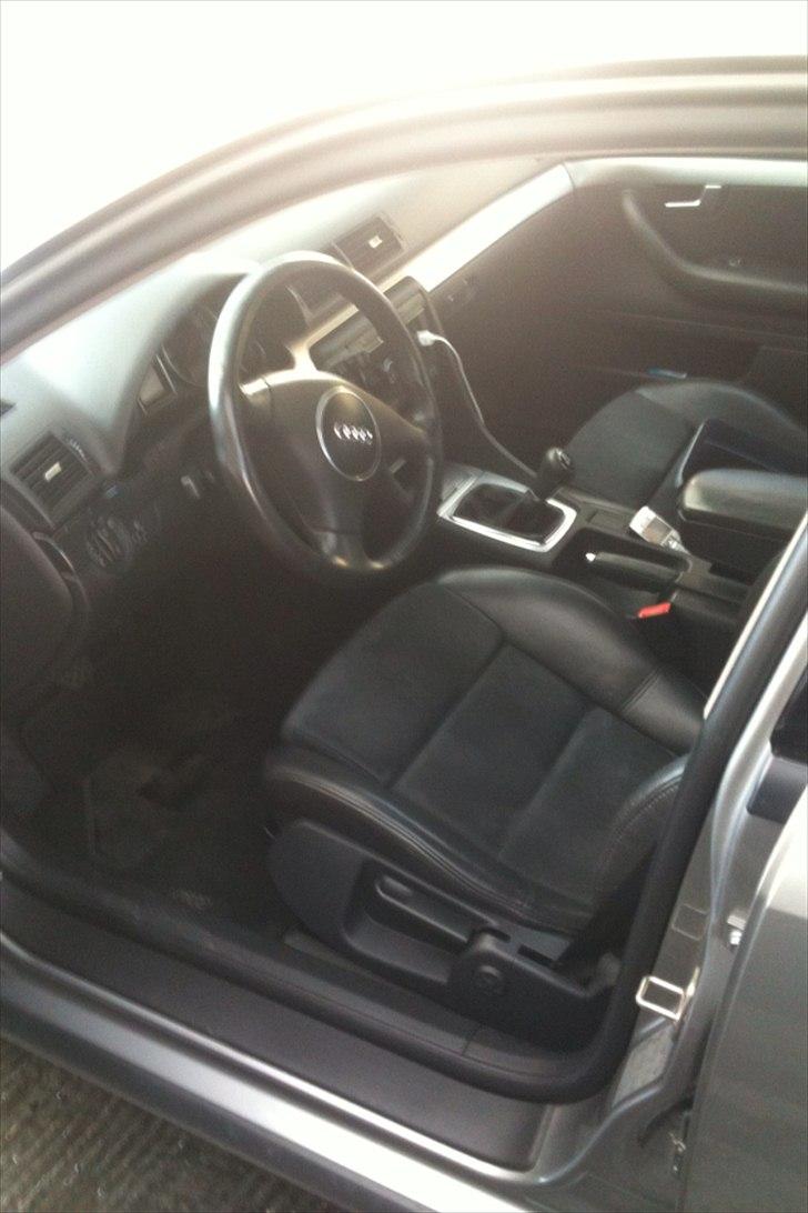 Audi A4 Avant 1.8T - Standard med 18" 
Nu alt indfarvet.
Nye 19"Rs4 Fælge.
Sænket 50/50.
S4 spejle.
S4 Grill.
Nye 100mm Bagpotter.
S4 Xenon lygter.
S4 Tagspoiler.
S-line Del læder kabine. billede 16