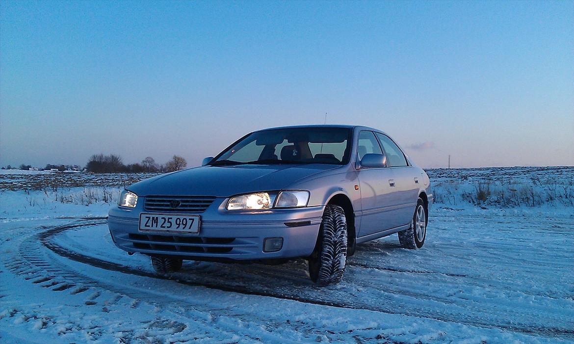 Toyota Camry 2.2 Executive - Nyvasket en kold vinterdag billede 1