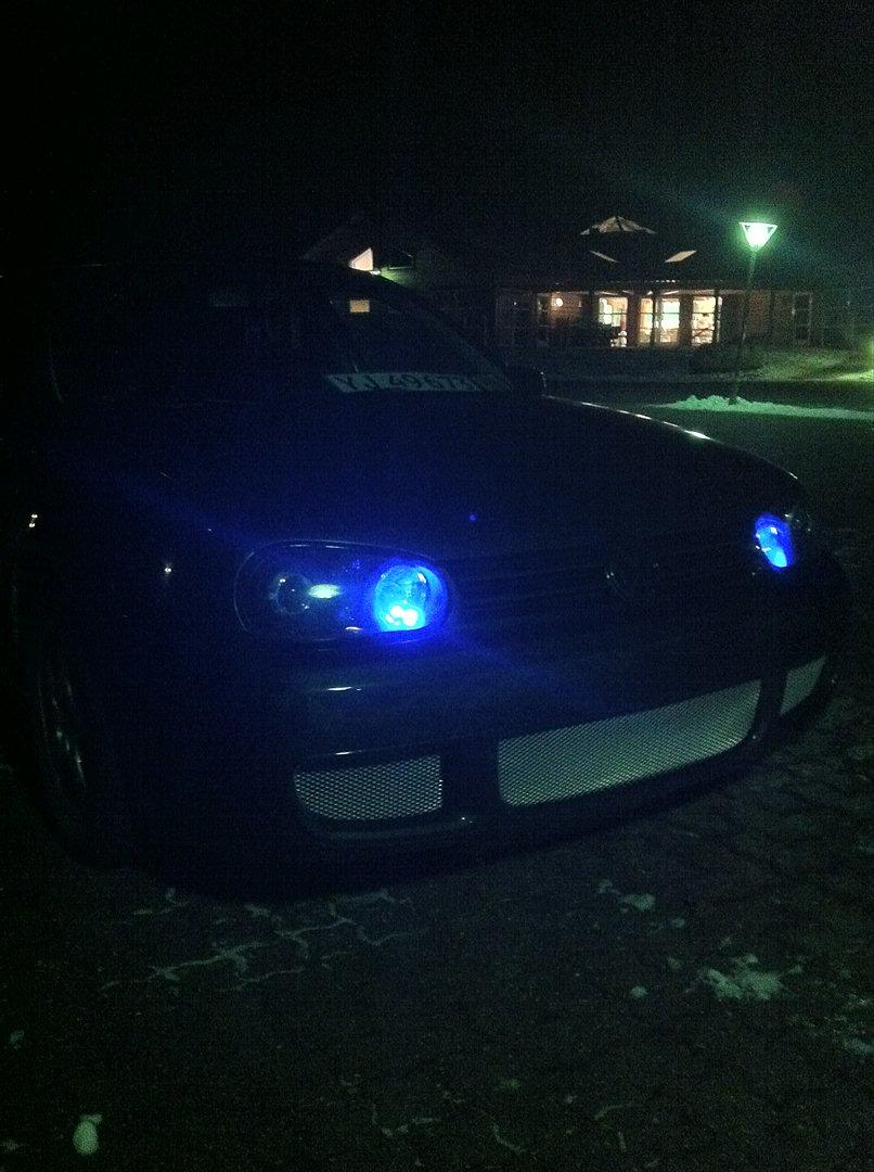 VW Golf IV TDI  - Ufff R32 forlygter med sort baggrund og blå pære , og R32 forkofanger :P  billede 16
