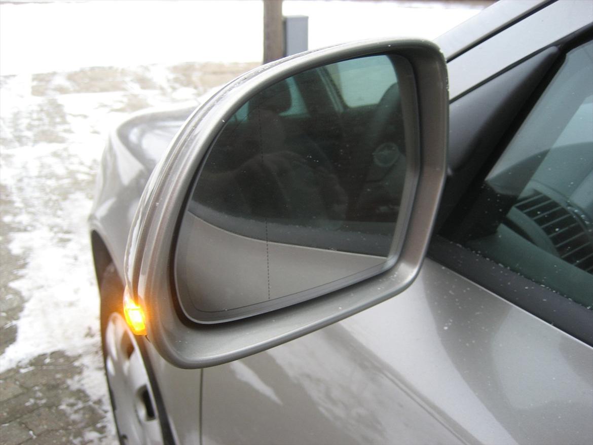 Skoda Octavia 1,6 TDI CR DPF Combi Elegance - Led blinklys som man tydeligt kan ses af de bagved kørende....samt er der automatsik nedblændende ligesom bak spejlet ved forruden...rart.. billede 20