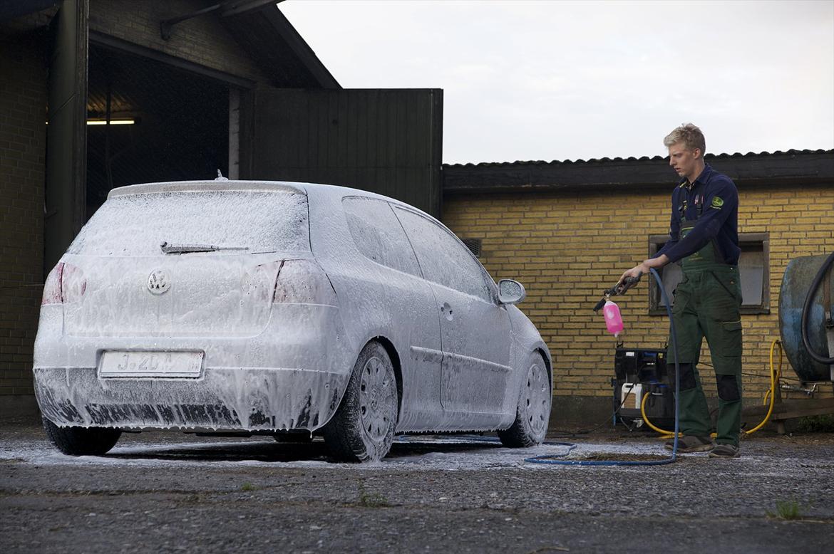 VW Golf V Daily Driver - Vask med Snow Foam. billede 18