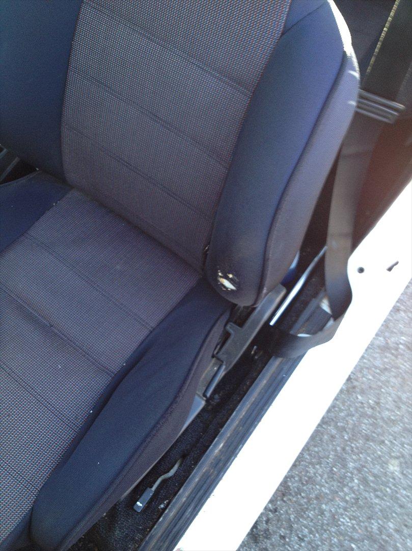 Nissan Micra Super S  - Desværre et lille hul i føresædet. billede 12