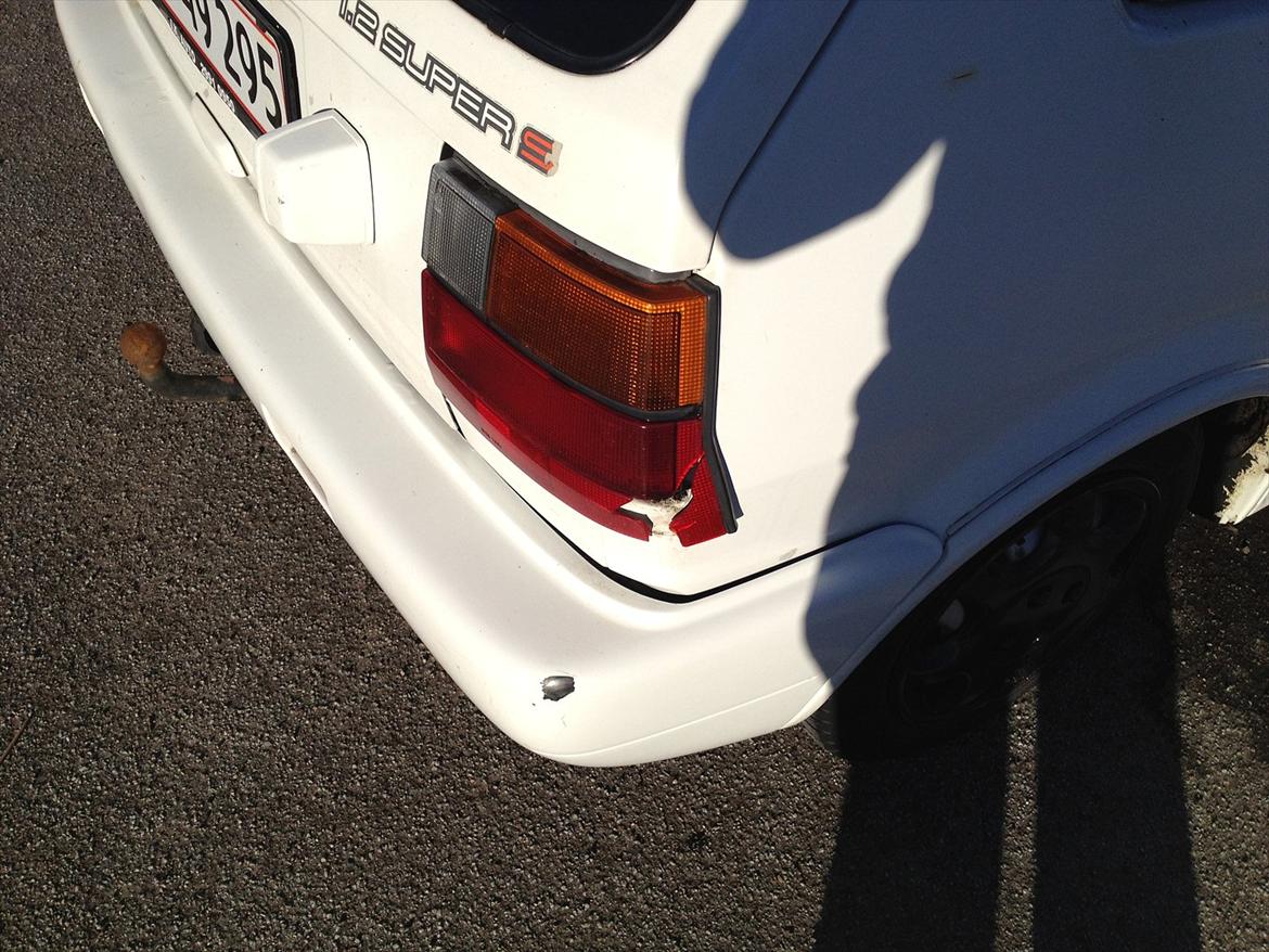 Nissan Micra Super S  - Flækket baglygte som skal skiftes billede 14