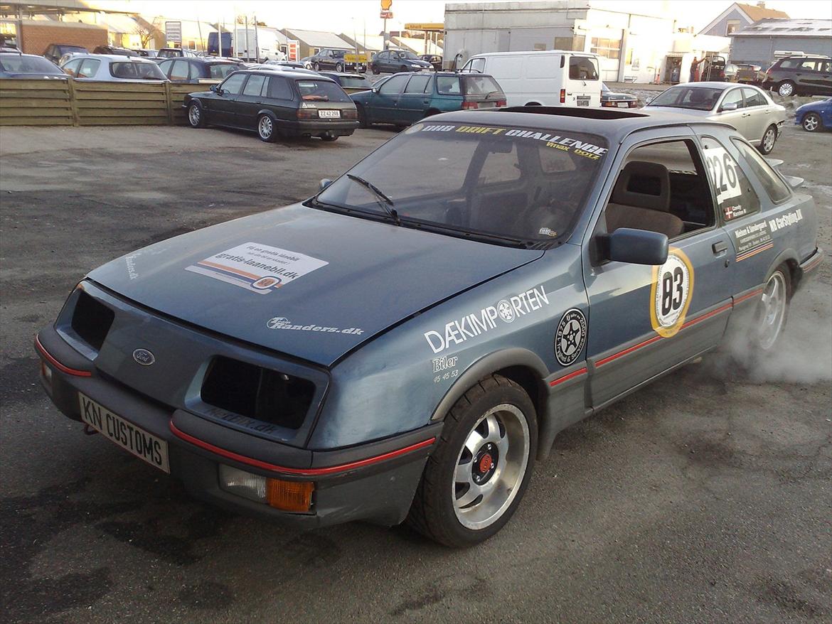 Ford Sierra Xr4i - Drift spec. - Januar 2012.
Monovisker, fjernet begge forlygter (erstattet af små DE linser).
Taget lige inden forrude og alle forstærkninger blev fjernet hvor buret sku være. billede 11