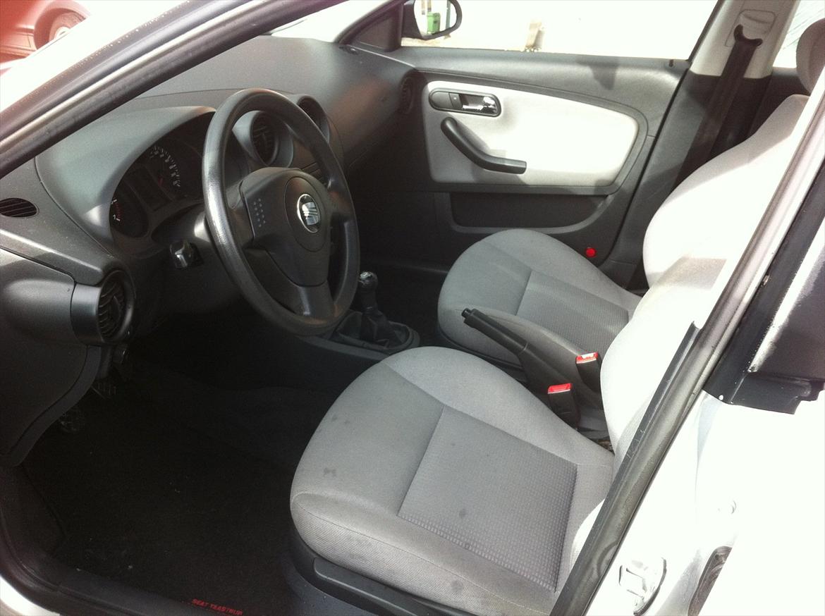 Seat Ibiza 1,2 - Pletterne på sædet er vand fra vask. billede 5