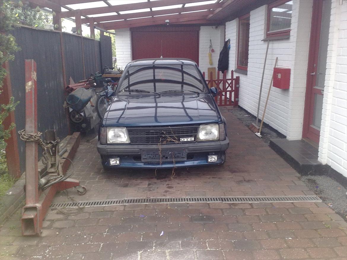 Opel Kadett D GTE - Bilen har stået ca 2år uden plader, så det var jo bare at komme igang. billede 1