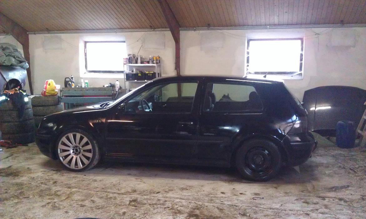 VW Golf IV 1.9 TDI - Sommerfælgene og vinterfælgene. Glæder mig til at få sommerfælgene på igen :) billede 8