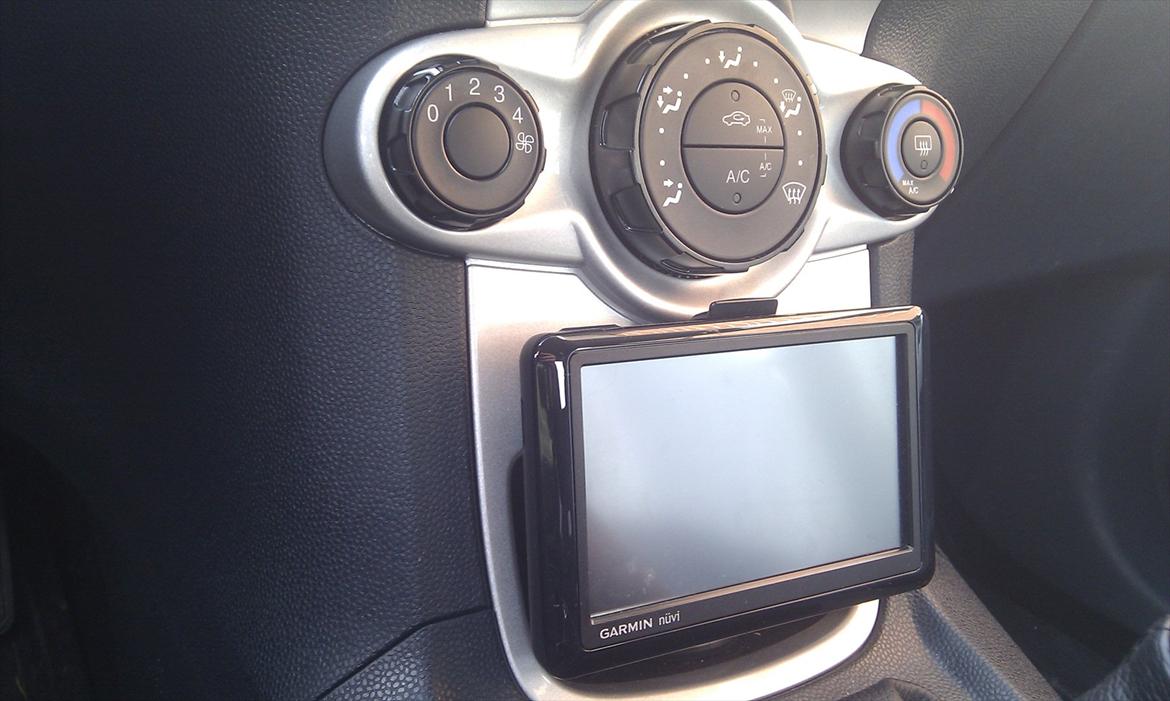 Ford Fiesta Titanium - Garmin GPS monteret med fast strøm. billede 12