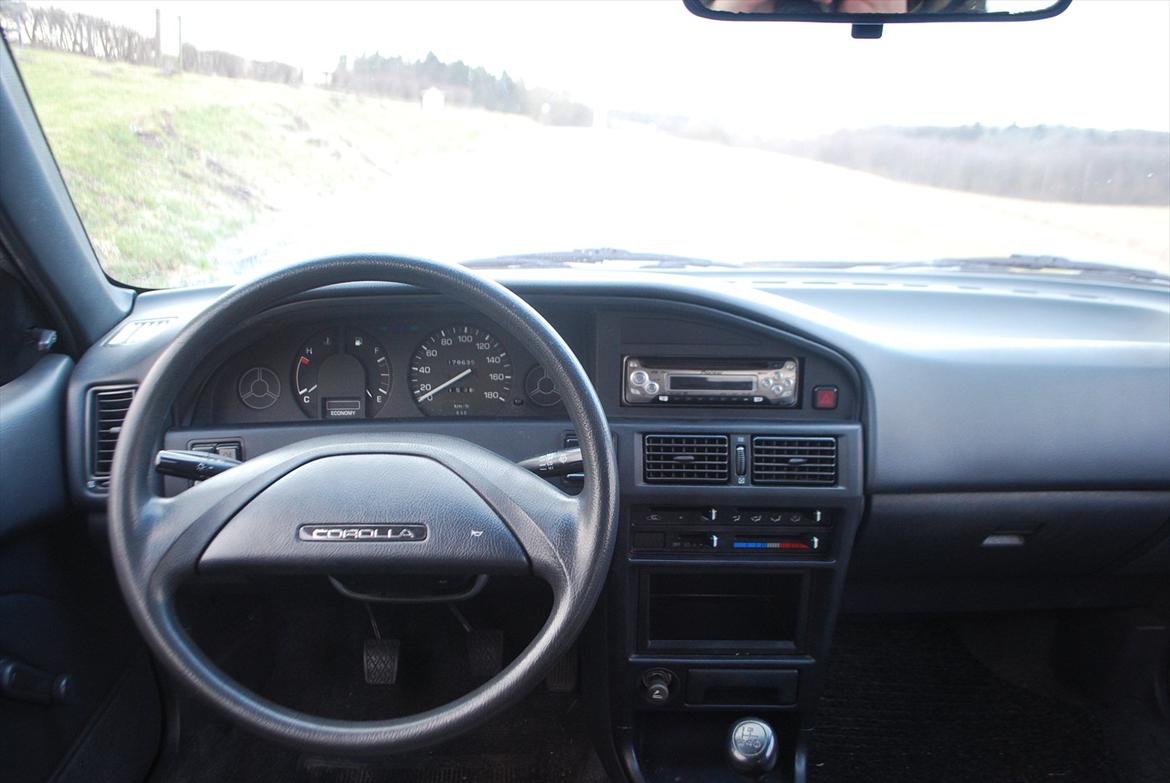 Toyota Corolla E90 [SOLGT] - Instrumentbræt (min gamle radio!) billede 10