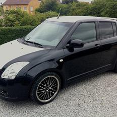 Suzuki swift >white stripes<