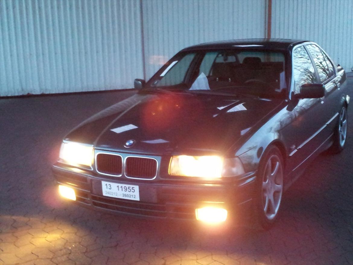 BMW E36 325i Aut - Med lys på. Front  billede 1