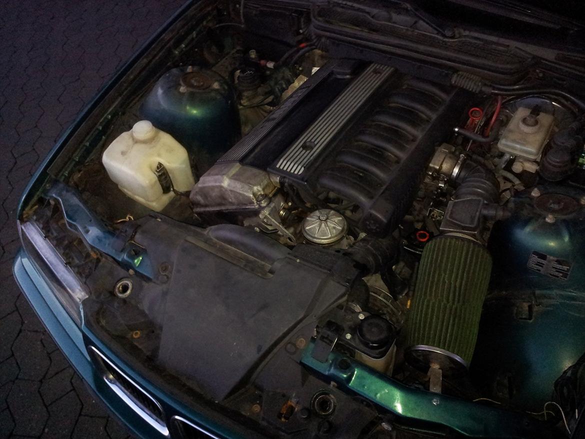 BMW E36 325i Aut - Sådan ser en kvalitets motor ud :)  billede 2