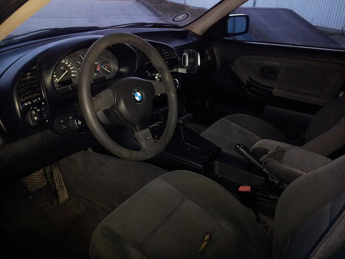 BMW E36 325i Aut - SLIDT :( men alle plastic dele står som nyt. utroligt nok.  billede 6