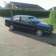 BMW E30 320i