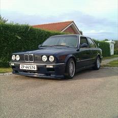 BMW E30 320i