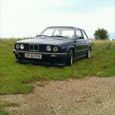BMW E30 320i