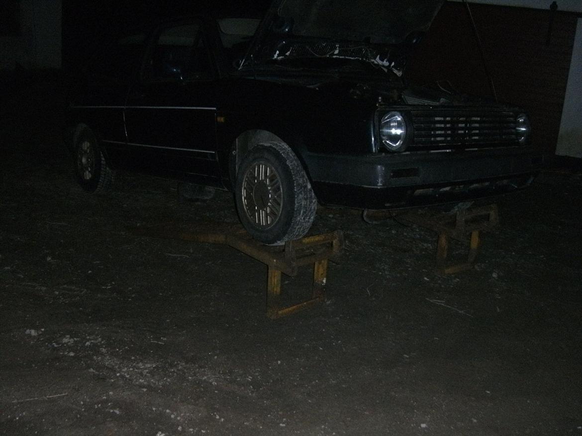 VW Golf Mk II TD - De gode gamle køreramper har ikke været brugt i mange år, så de skulle på manddomsprøve for at se om de kunne holde til noget :D Det kunne de så, den har stået på dem i 5 timer da det her billede blev taget :) fuldstændig unødvendig info, du er dum hvis d billede 19