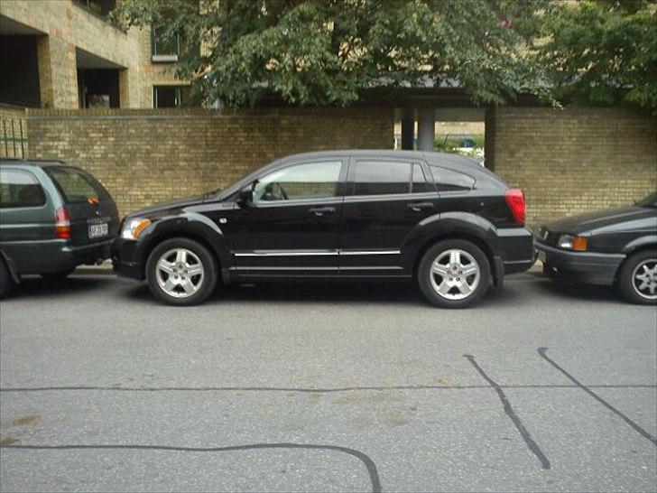 Dodge Caliber 2.0 CRD SE - Sådan ser det ud når kvinder parkere ;-) Og nej, bilerne omkring er IKKE blevet rykket efter jeg parkerede ;-) billede 13