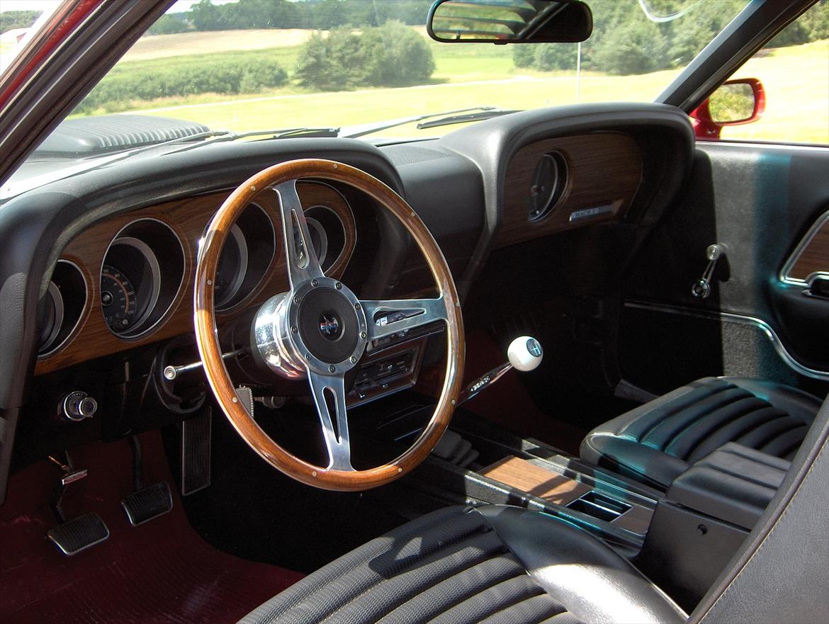 Ford Mustang Mach 1 "Sally" - Renoveret interiør, holdt i originalt Deluxe Decor Group trim og med den eftertragtede Hurst skifter billede 16