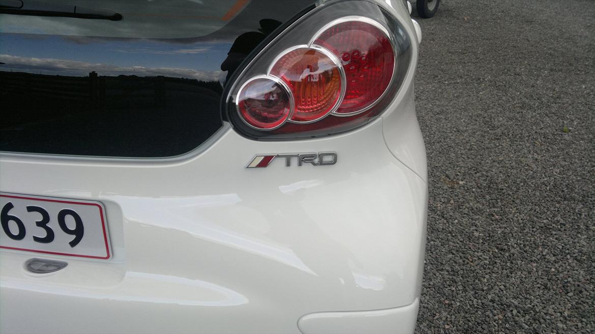 Toyota Aygo - Demonterede det org. Aygo skilt, og så fik den et TRD i stedet (ironi?)
  billede 6