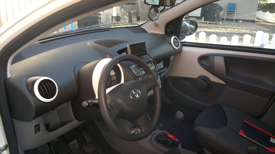 Toyota Aygo - De før, ret trælse grå skiver, nu i hvide
 billede 8