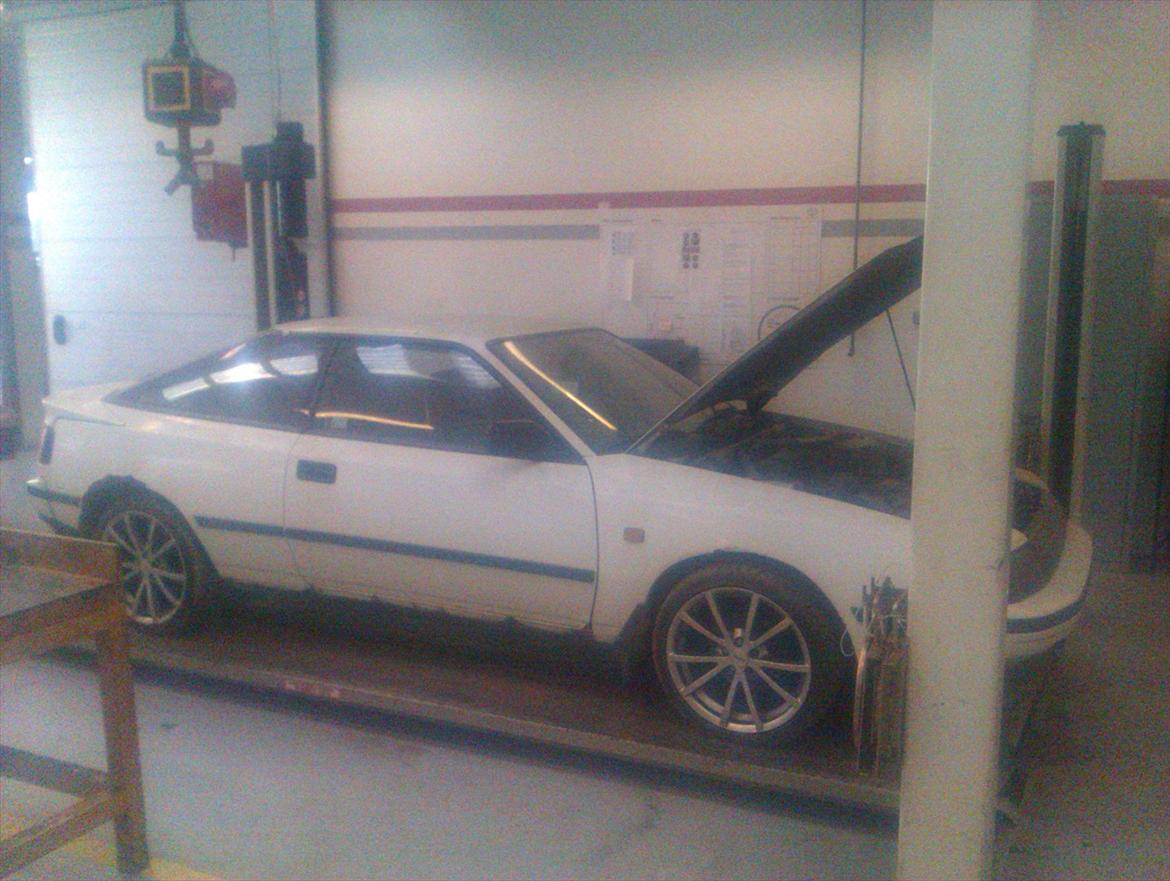 Toyota                              Celica 2.0GT - Dette er den hvide 2. donorvogn, motoren går nok til et vinterprojekt, hvis ikke det bliver min MC. Vi må se tiden an. billede 13