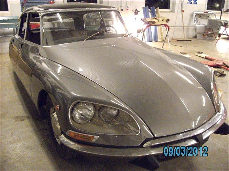 Citroën ds 20 - bilens døre og skærme er mont fra maler nu skal håndtag, sideruder o.s.v monteres. billede 4