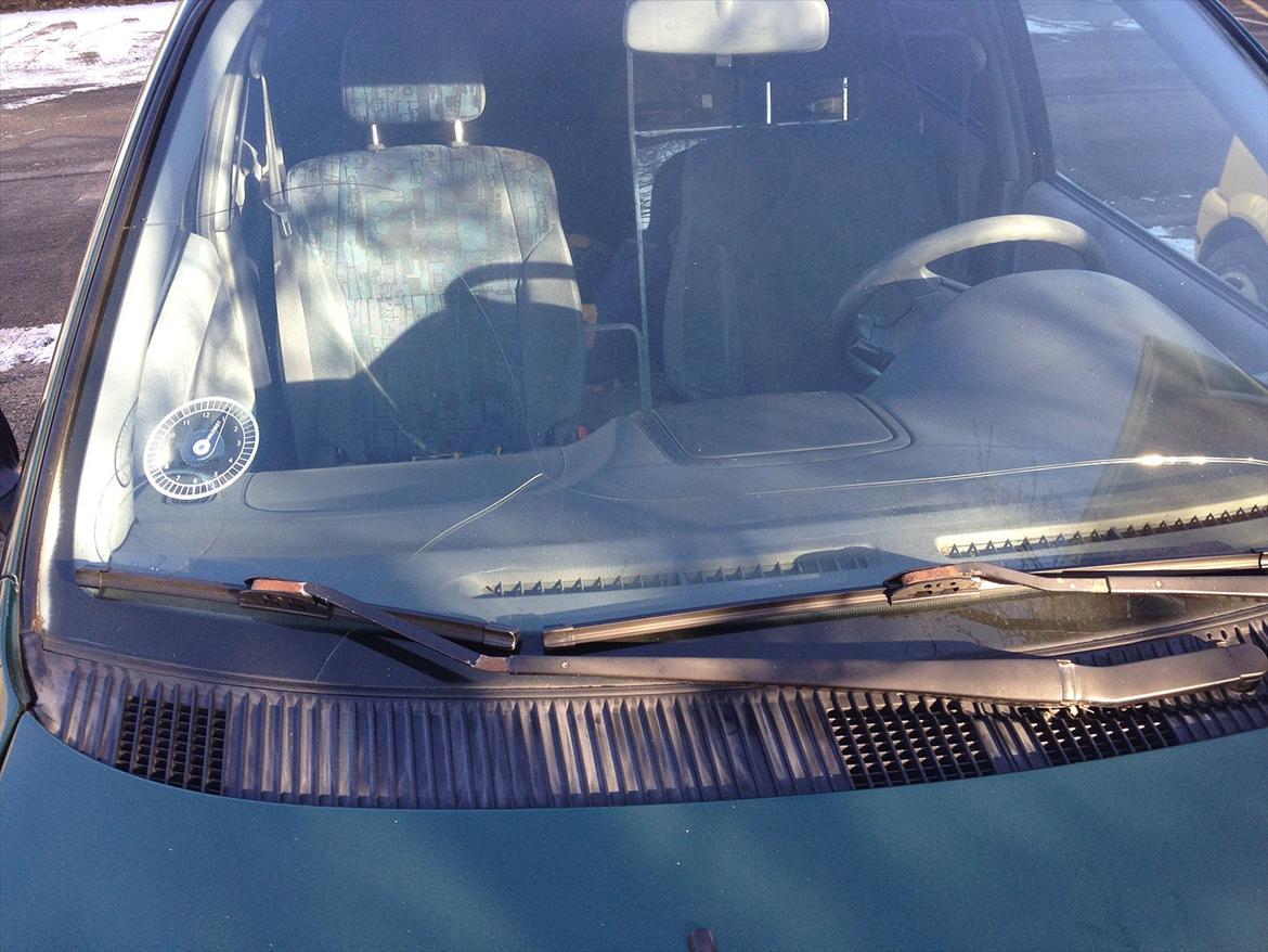 Toyota sportsvan 2,2td - Forrude revnet i bunden, lige synet med den. billede 8