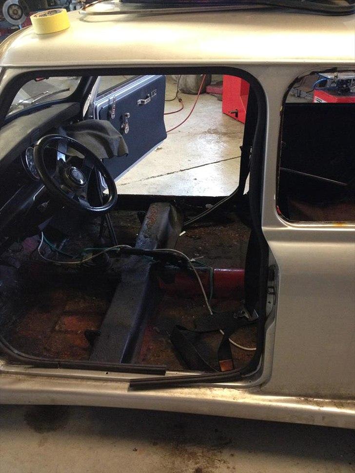 Mini morris mascot 1000 - et tormt rum i kan se sjusket i vognbunden. det holder slet ikke så der skal nyt i. billede 8