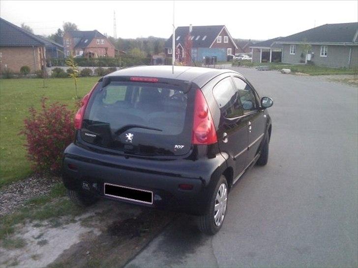 Peugeot 107 comfort + - billede fra da hun var helt ny
bagfra
man aner lige bredden af cykel hjulene :-) billede 15